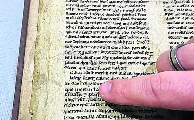 Leah Tether, Laura Chuhan Campbell, Michael Richardson y Benjamin Pohl, con los libros en los que se encontraron los pergaminos. Detalle de un fragmento con el nombre de Merlín. 