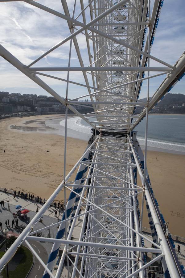 A la noria instalda en Alderdi Eder, que se puso en marcha el pasado 1 de diciembre, le quedan pocos días en San Sebastián. El próximo 11 de febrero, según ha informado el Ayuntamiento, la noria dejará de girar. El desmontaje de la noria Royal Bavaria Wheel, con 36 góndolas para 216 personas por viajecomenzará el 11 de febrero, lunes, a las 6.00 horas de la mañana y se prolongará hasta el miércoles, 13. Decenas de personas han viajado este viernes en la noria gracias al buen tiempo.