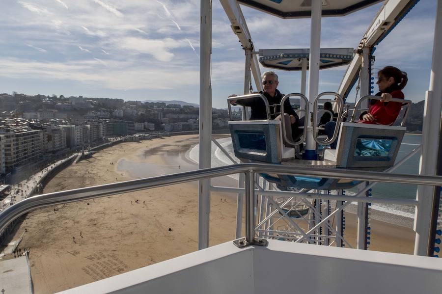 A la noria instalda en Alderdi Eder, que se puso en marcha el pasado 1 de diciembre, le quedan pocos días en San Sebastián. El próximo 11 de febrero, según ha informado el Ayuntamiento, la noria dejará de girar. El desmontaje de la noria Royal Bavaria Wheel, con 36 góndolas para 216 personas por viajecomenzará el 11 de febrero, lunes, a las 6.00 horas de la mañana y se prolongará hasta el miércoles, 13. Decenas de personas han viajado este viernes en la noria gracias al buen tiempo.