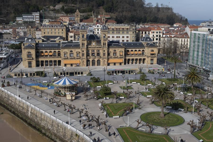 A la noria instalda en Alderdi Eder, que se puso en marcha el pasado 1 de diciembre, le quedan pocos días en San Sebastián. El próximo 11 de febrero, según ha informado el Ayuntamiento, la noria dejará de girar. El desmontaje de la noria Royal Bavaria Wheel, con 36 góndolas para 216 personas por viajecomenzará el 11 de febrero, lunes, a las 6.00 horas de la mañana y se prolongará hasta el miércoles, 13. Decenas de personas han viajado este viernes en la noria gracias al buen tiempo.