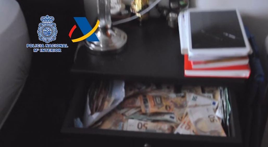 Cajón lleno de dinero. 