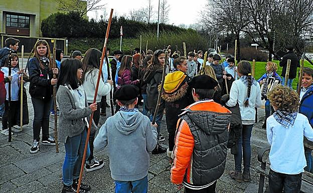 El alumnado del Deutsche Schule, por las calles del barrio, antes de dirigirse a la residencia de mayores.
