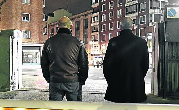 Bruno y Jaime, dos de los denunciantes, frente a la puerta del colegio de Deusto.