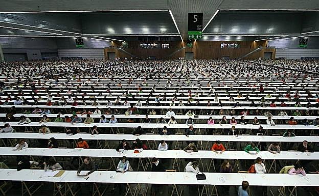 El consejero de Salud Jon Darpón señala que Osakidetza renovará los tribunales en la repetición de pruebas de la OPE si sus servicios jurídicos lo avalan