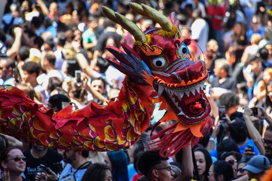 El distrito de Liberdade en Sao Paulo, Brasil, festeja la danza del dragón, a fin de celebrar el Año Nuevo Lunar Chino, el Año del Cerdo.