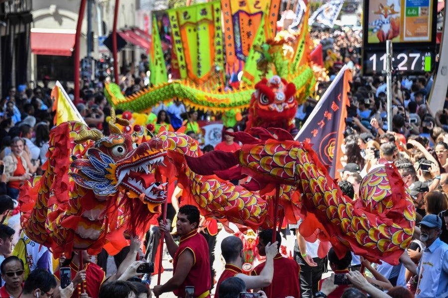 El distrito de Liberdade en Sao Paulo, Brasil, festeja la danza del dragón, a fin de celebrar el Año Nuevo Lunar Chino, el Año del Cerdo.