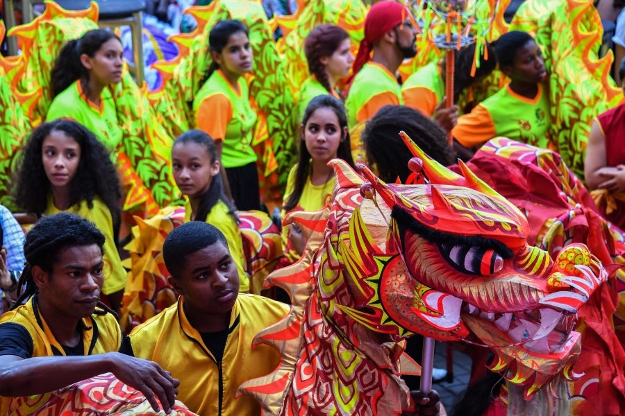 El distrito de Liberdade en Sao Paulo, Brasil, festeja la danza del dragón, a fin de celebrar el Año Nuevo Lunar Chino, el Año del Cerdo.