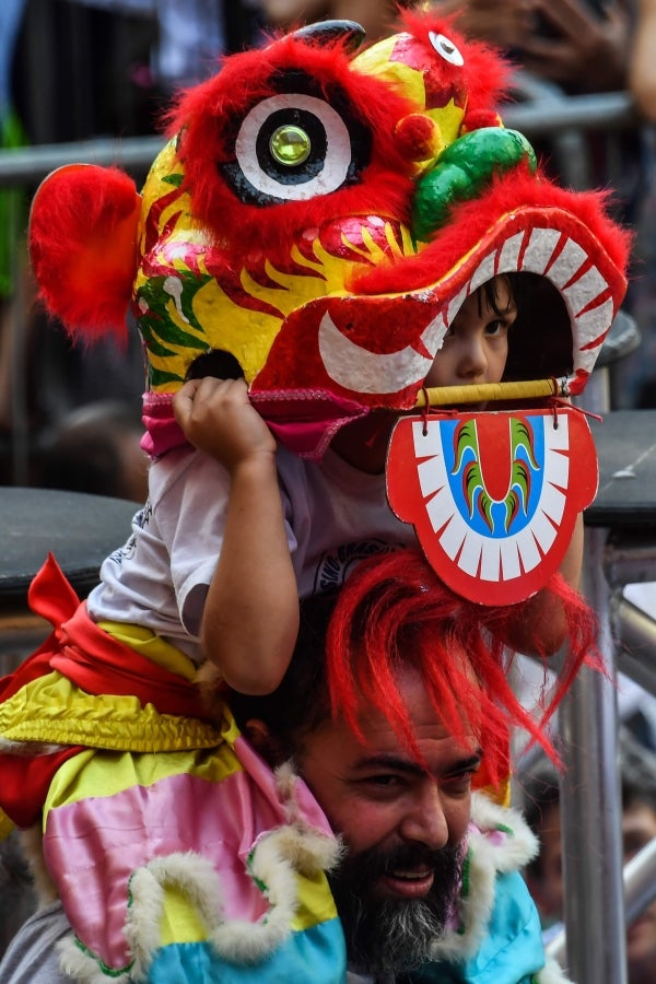 El distrito de Liberdade en Sao Paulo, Brasil, festeja la danza del dragón, a fin de celebrar el Año Nuevo Lunar Chino, el Año del Cerdo.