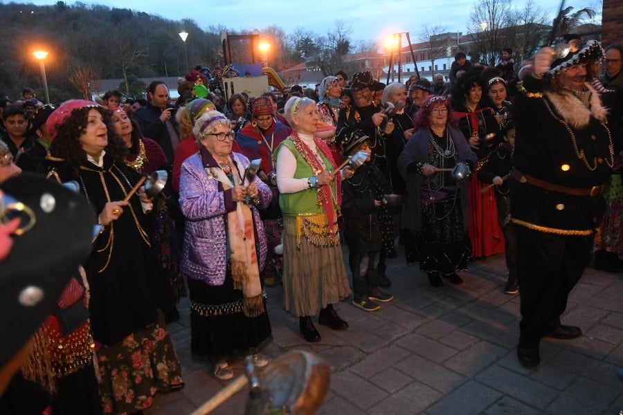 Con motivo de la celebración de la fiesta de los Caldereros por las calles del barrio de Loiola, ha tenido lugar el recorrido de la kantujira, que ha partido desde la calle Iglesia.