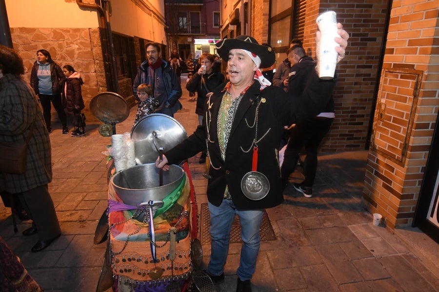 Con motivo de la celebración de la fiesta de los Caldereros por las calles del barrio de Loiola, ha tenido lugar el recorrido de la kantujira, que ha partido desde la calle Iglesia.