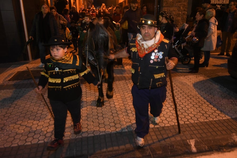 Con motivo de la celebración de la fiesta de los Caldereros por las calles del barrio de Loiola, ha tenido lugar el recorrido de la kantujira, que ha partido desde la calle Iglesia.