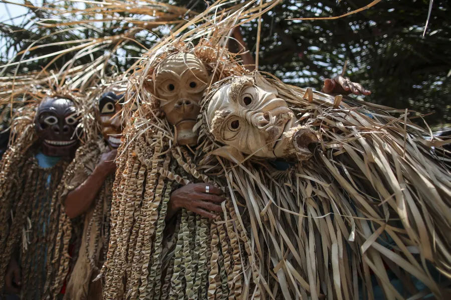 Los miembros de la tribu de Mah Meri, indígenas de Malasia, usan una máscara tradicional antes de iniciar el ritual «Puja Pantai», como gesto de agradecimiento que reza a los espíritus de los mares en Pulau Carey, a las afueras de Kuala Lumpur. 