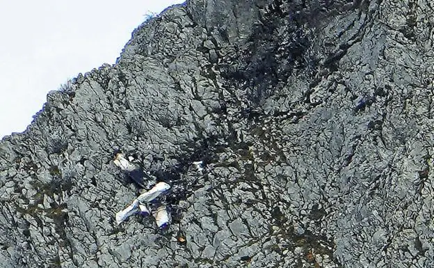 Restos del impacto y de la avioneta estrellada en una pared rocosa a unos 200 metros de distancia de la cumbre del Hernio.