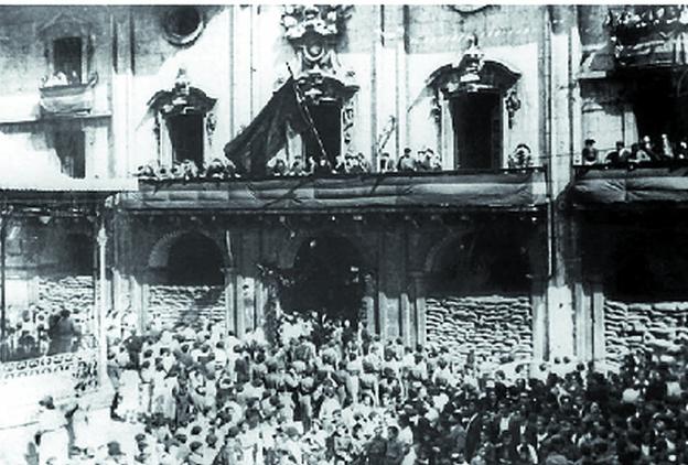 Plaza. Acto de exaltación franquista aún en plena la guerra ante el ayuntamiento. 