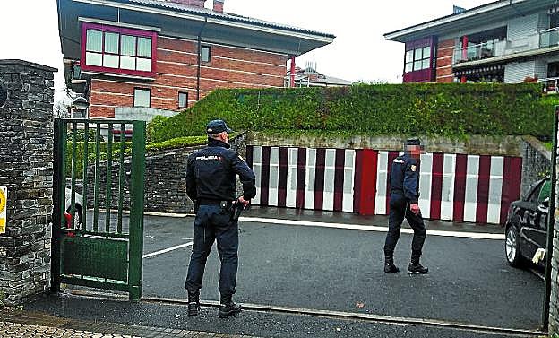 Policías nacionales frente a la vivienda en la que residía la cabecilla de la trama en Zorroaga. 