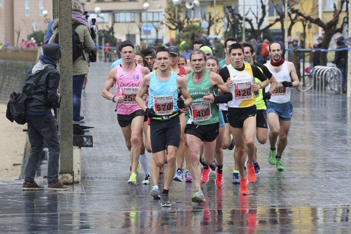 Lluvia, frío y triunfos muy reñidos en los 10 kilómetros de la Gimnástica de Ulía 