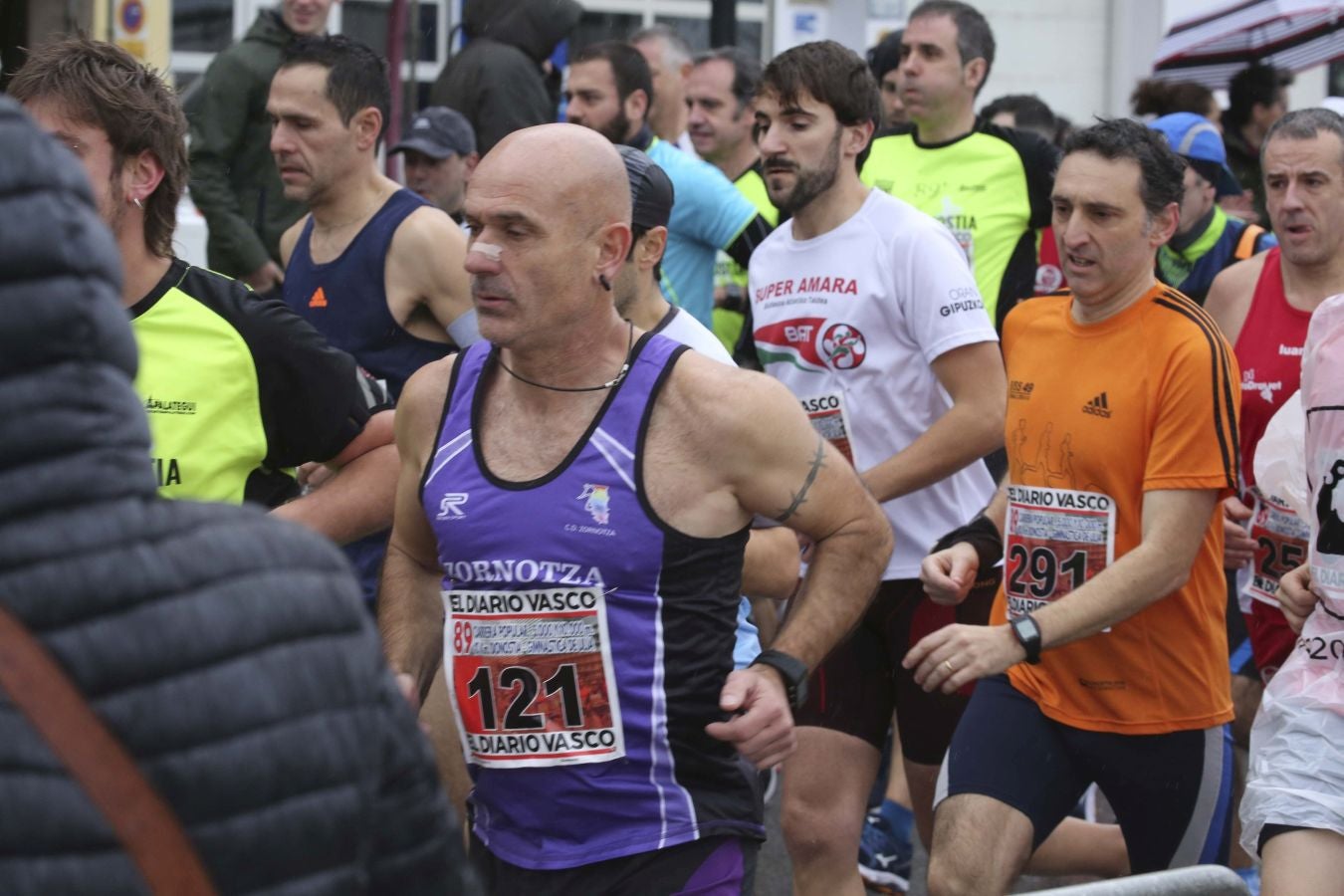 Lluvia, frío y triunfos muy reñidos en los 10 kilómetros de la Gimnástica de Ulía 