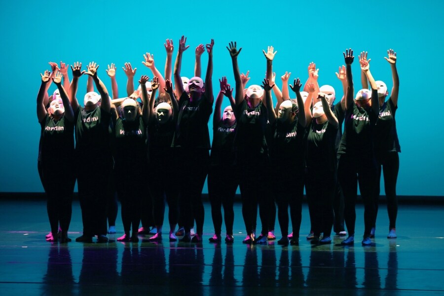 El grupo de danza Verdini, integrado por chavales con discapacidad, ha celebrado sus bodas de plata con una función en el teatro Victoria Eugenia en la que han representado fragmentos de algunas de las obras que han interpretado en todos estos años. Ha sido una actuación con una gran carga emotiva en la que los bailarines y sus familias han agradecido la labor llevada a cabo por Isabel Verdini, que ha sido la que puso en marcha el grupo hace 25 años.