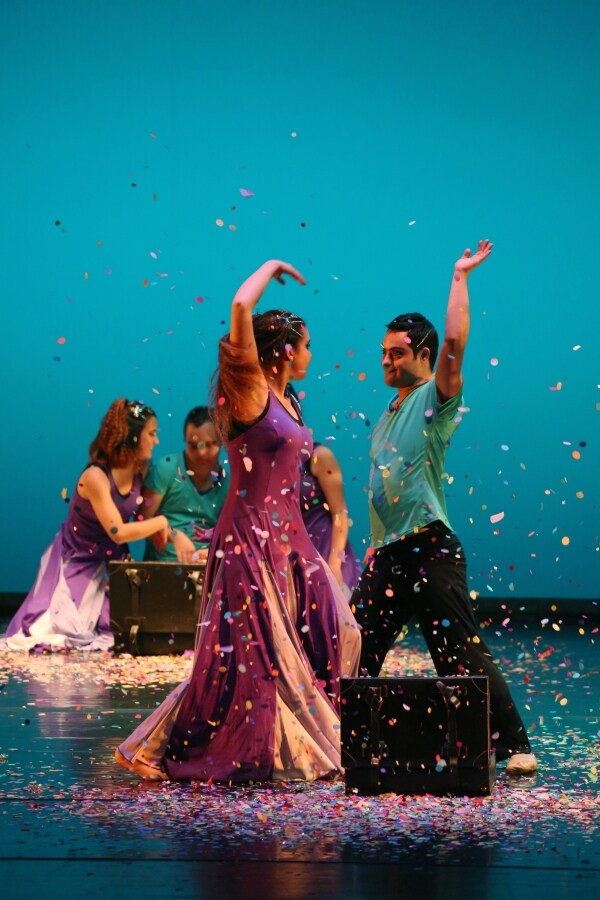 El grupo de danza Verdini, integrado por chavales con discapacidad, ha celebrado sus bodas de plata con una función en el teatro Victoria Eugenia en la que han representado fragmentos de algunas de las obras que han interpretado en todos estos años. Ha sido una actuación con una gran carga emotiva en la que los bailarines y sus familias han agradecido la labor llevada a cabo por Isabel Verdini, que ha sido la que puso en marcha el grupo hace 25 años.