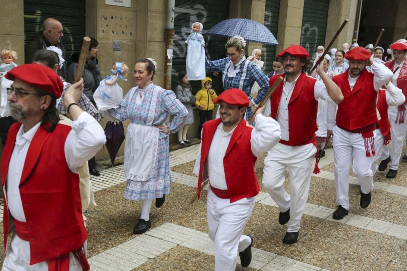 El mal tiempo no impidió que la comparsa de inudes y artzaiak desfilara por Gros