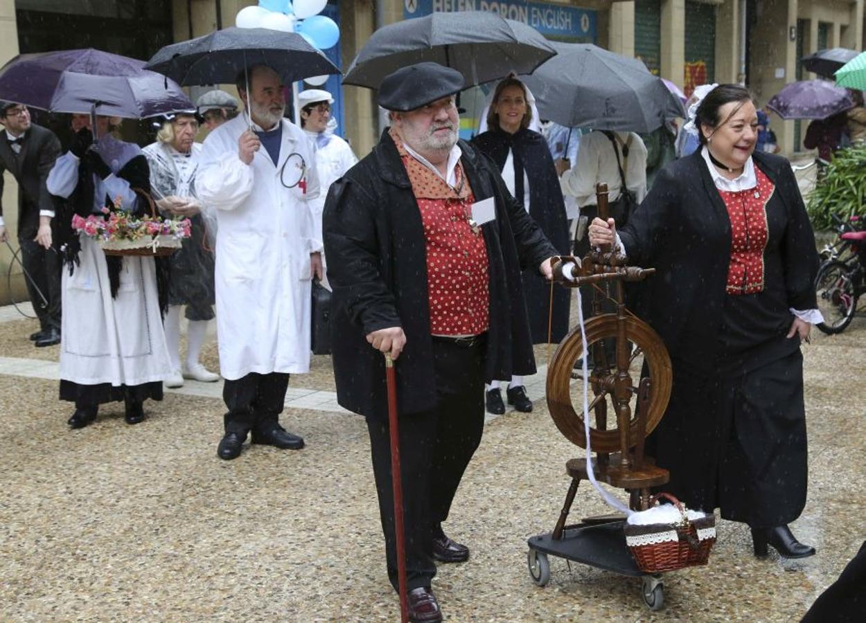 El mal tiempo no impidió que la comparsa de inudes y artzaiak desfilara por Gros