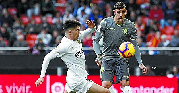 Presión. Theo intenta enviar el balón a un compañero ante la presión de Carlos Soler. 