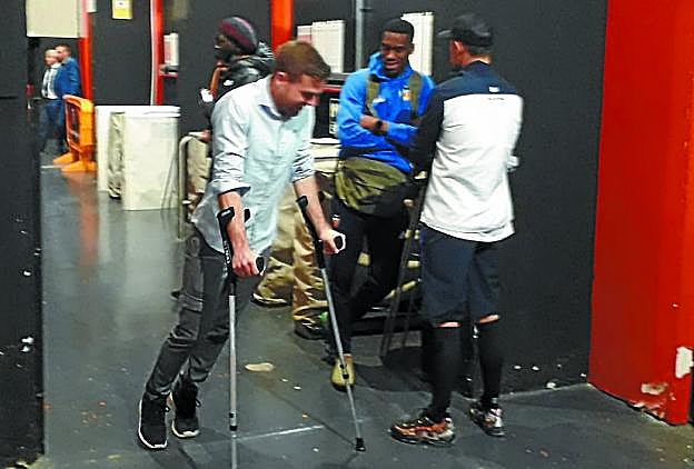 Illarramendi abandona los vestuarios de Mestalla en muletas ante Kondogbia y Januzaj. 