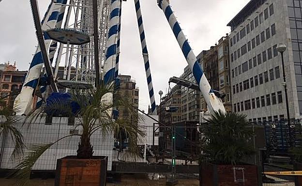 Imagen principal - Tres vistas de la noria este lunes por la mañana.