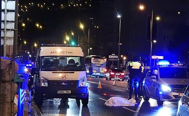 Agentes de la Policía Municipal de Bilbaoesperan al levantamiento del cadáver.