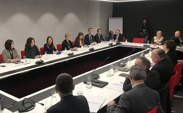 Imagen de la Mesa de Diálogo Social que hoy ha celebrado su primera reunión en la sede central del Gobierno Vasco. 