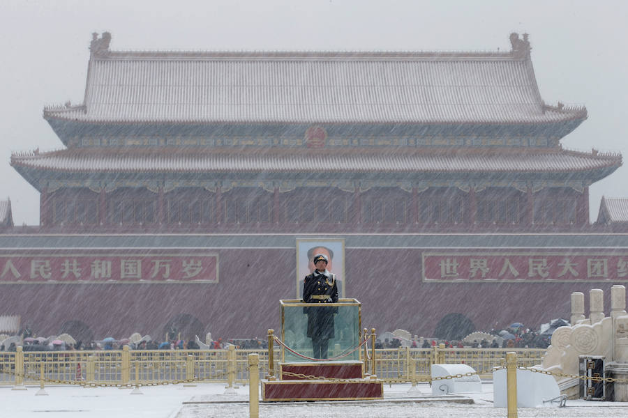 Pakín ha celebrado el desfile militar con la plaza de Tiananmen y sus alrededores bajo un manto blanco de nieve.