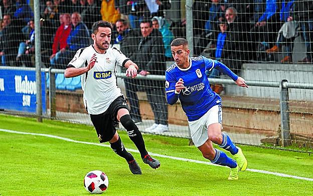 Estrada persigue a un jugador del Oviedo en el partido del domingo. 