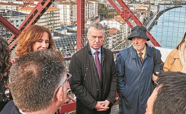 El lehendakari, Iñigo Urkullu, visitó ayer el Puente Bizkaia de Portugalete en su 125 aniversario. 