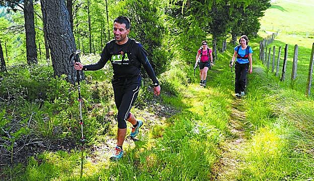 En marcha. Participantes en una de las últimas ediciones, camino de Altzola tras pasar Urnobitza. 