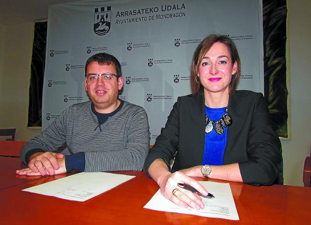 Comparecencia. El concejal Ander Garay y la alcaldesa Ubarretxena dieron cuenta del programa. 