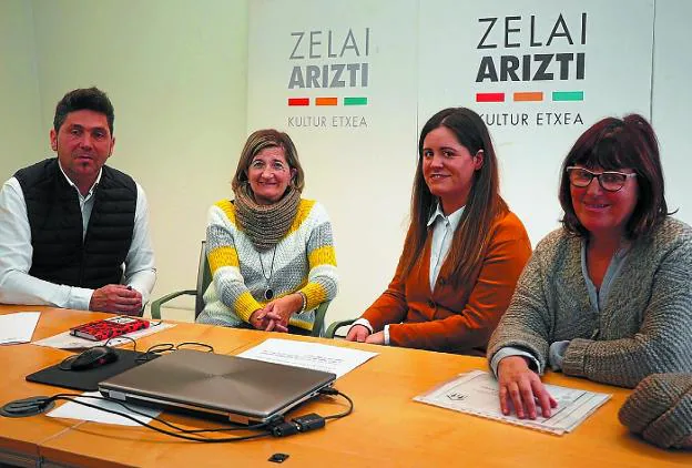 Agipase. Mikel Serrano con las profesionales Arantxa Bergara, Amaia Núñez y Julia Rodríguez. 