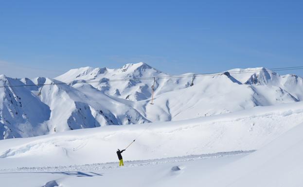 Un esquiador, en las manidas pistas de Baqueira Beret