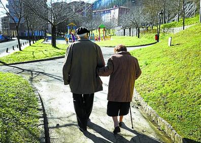 Imagen secundaria 1 - Emiliana y Vicente, a por las bodas de platino