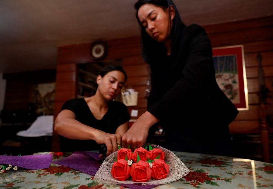 Una empresa de Filipinas comercializa flores de papel para ser vendidas en San Valentín. 