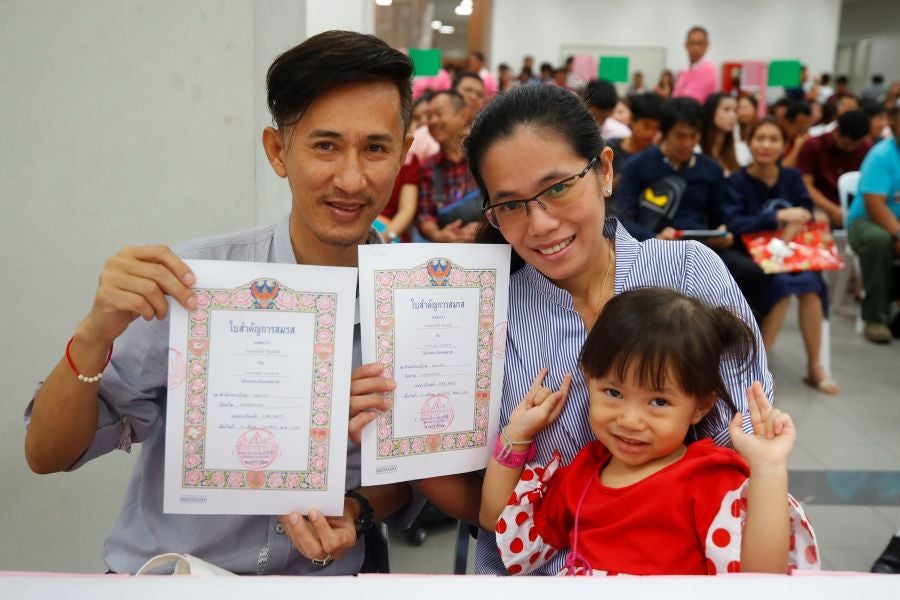 En Tailandia cientos de parejas participan cada año en San Valentin en una especial ceremonia de casamientos. 