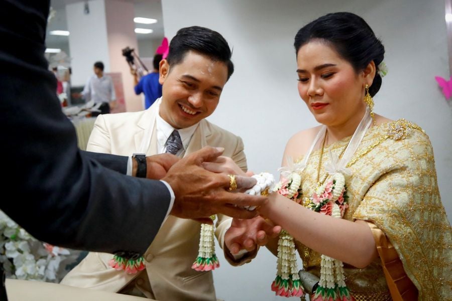 En Tailandia cientos de parejas participan cada año en San Valentin en una especial ceremonia de casamientos. 