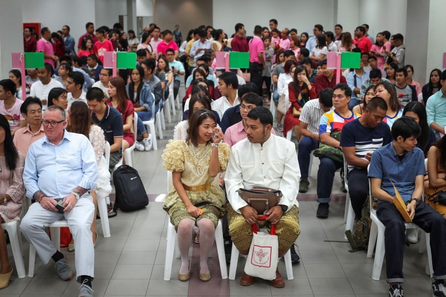 En Tailandia cientos de parejas participan cada año en San Valentin en una especial ceremonia de casamientos. 