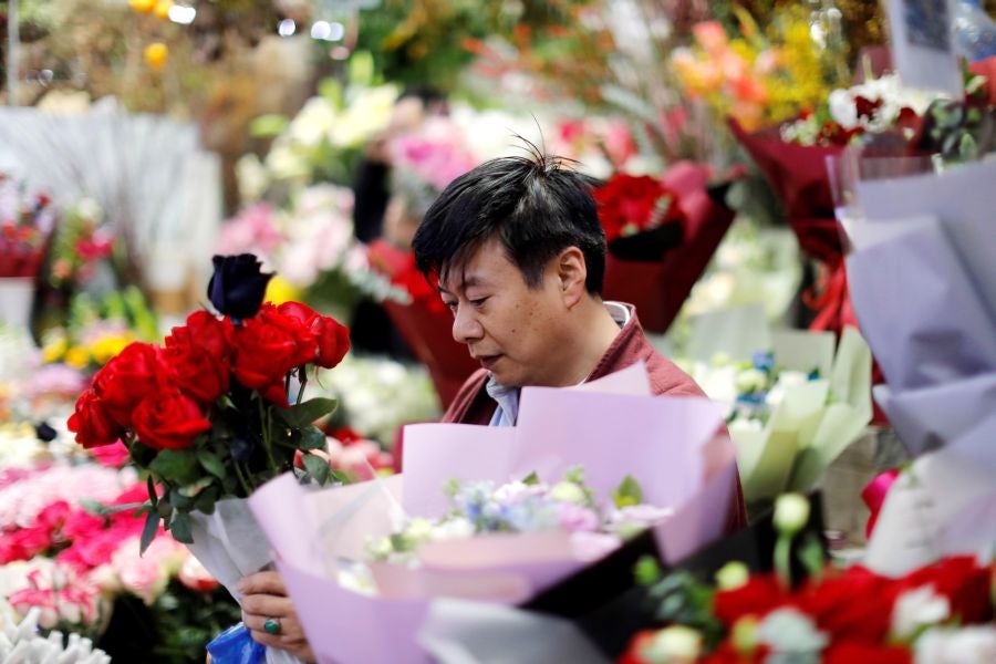 En Tailandia cientos de parejas participan cada año en San Valentin en una especial ceremonia de casamientos. 