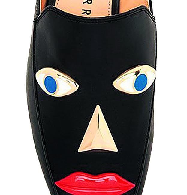 En el centro de la polémica. Los zapatos de Perry, considerados insultantes por colectivos afroamericanos. Abajo, el famoso jersey de Gucci.