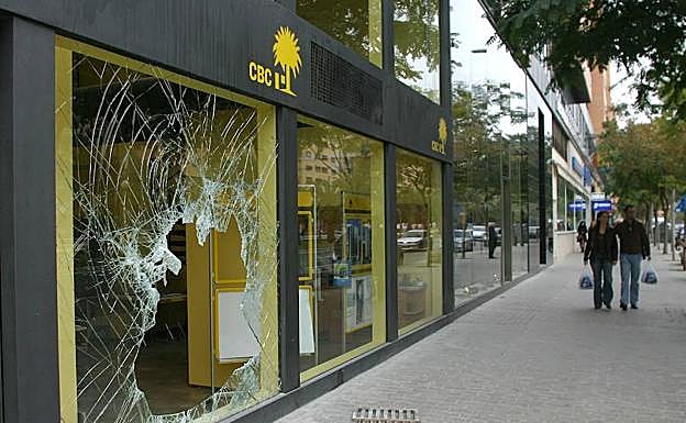 Estado en el que quedó un escaparate, tras un 'alunizaje' en un comercio de Alicante.