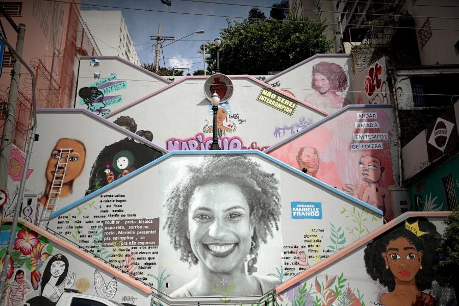 'Marielle vive' es el lema inscrito sobre la gran escalera de cemento que en Sao Paulo lleva el nombre de la concejala Marielle Franco, una obra homenaje que continúa la batalla que ella lideró hasta que fue asesinada, hace ya once meses: la lucha de mujeres negras y lesbianas por ser visibles. 