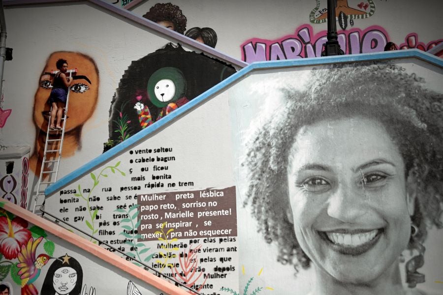 'Marielle vive' es el lema inscrito sobre la gran escalera de cemento que en Sao Paulo lleva el nombre de la concejala Marielle Franco, una obra homenaje que continúa la batalla que ella lideró hasta que fue asesinada, hace ya once meses: la lucha de mujeres negras y lesbianas por ser visibles. 