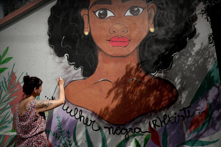 'Marielle vive' es el lema inscrito sobre la gran escalera de cemento que en Sao Paulo lleva el nombre de la concejala Marielle Franco, una obra homenaje que continúa la batalla que ella lideró hasta que fue asesinada, hace ya once meses: la lucha de mujeres negras y lesbianas por ser visibles. 