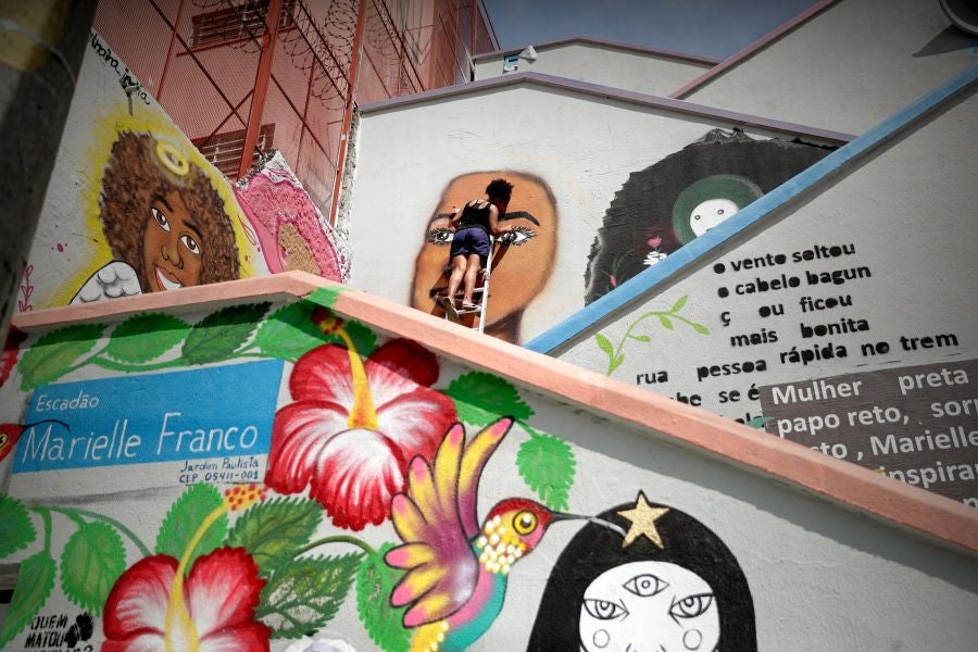 'Marielle vive' es el lema inscrito sobre la gran escalera de cemento que en Sao Paulo lleva el nombre de la concejala Marielle Franco, una obra homenaje que continúa la batalla que ella lideró hasta que fue asesinada, hace ya once meses: la lucha de mujeres negras y lesbianas por ser visibles. 