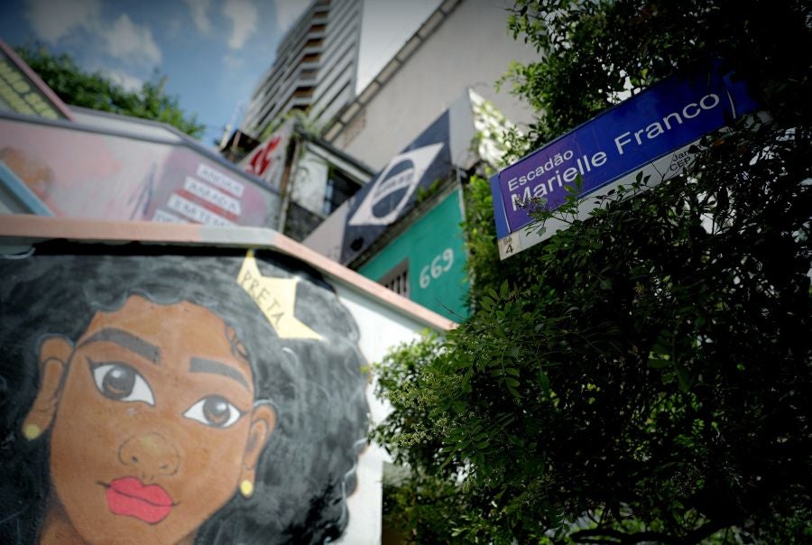 'Marielle vive' es el lema inscrito sobre la gran escalera de cemento que en Sao Paulo lleva el nombre de la concejala Marielle Franco, una obra homenaje que continúa la batalla que ella lideró hasta que fue asesinada, hace ya once meses: la lucha de mujeres negras y lesbianas por ser visibles. 
